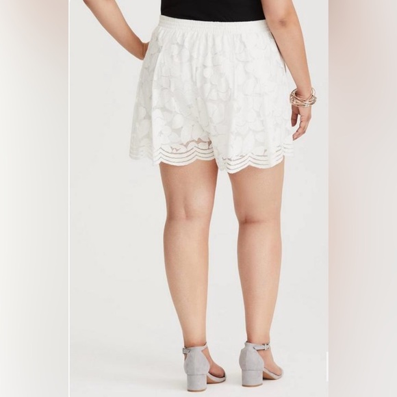 NWOT torrid Ivory Floral Lace Short Pleated w Pockets size 2X (18-20) - Picture 3 of 8